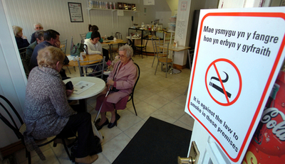 手違いで「現在不在にしています」の道路標識、英ウェールズ