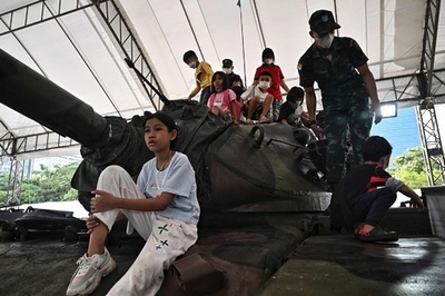 戦車に乗ったり蛇に触れたり タイ、子どもの日に軍施設開放