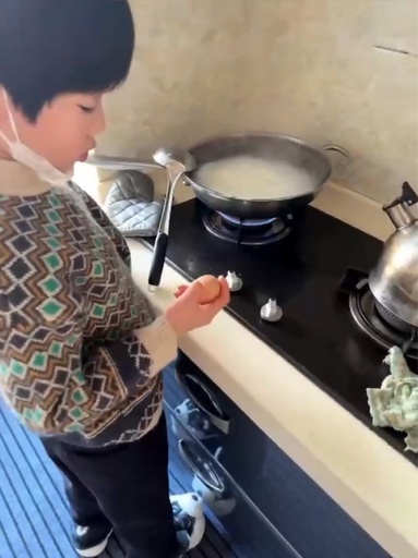 片手が不自由な8歳の児童が一家の世話を