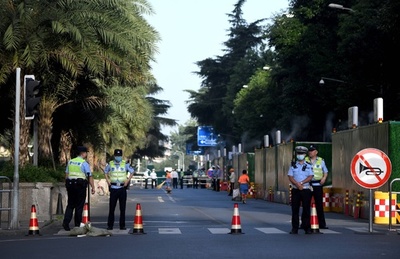 中国成都の米総領事館、米国旗を降ろす