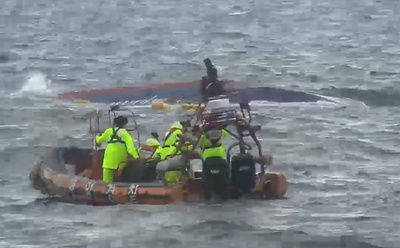 韓国南西沖で釣り船転覆、10人死亡