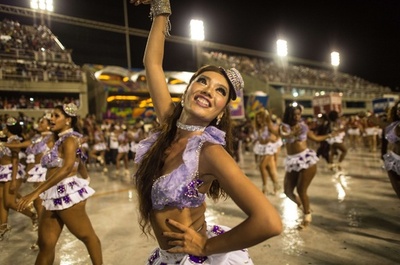 震災の傷を癒やしたサンバ、リオで踊る日本人ダンサー