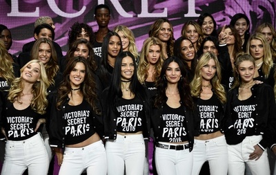 「ヴィクトリアズ・シークレット」ショー直前、パリにモデル集結