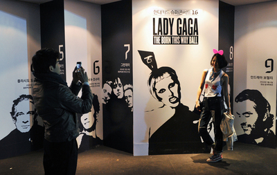 レディー・ガガの韓国公演、会場にはファンの他に反対派も