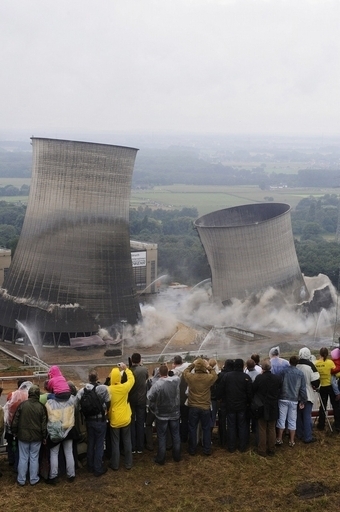 ドイツ発電所で115メートルの冷却塔取り壊し