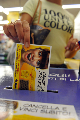 一風変わったスーパーの福引き、景品は雇用契約