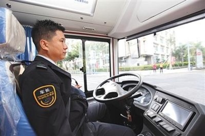 中国で運転手が座る「無人運転」バスの試運転　道交法に規定なく