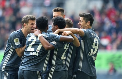 バイエルンが4発大勝で首位キープ、渦中のコマンが2得点