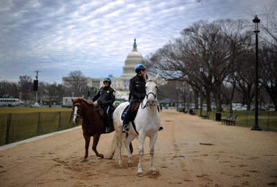 騎馬警官にロープで連行された黒人男性、1億円賠償求め市を提訴 米