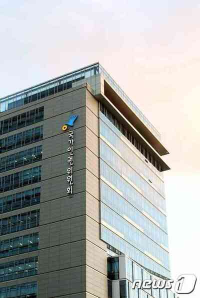 学校で生徒の携帯を回収する韓国の私立高…国の「人権侵害行為」改善勧告も拒否