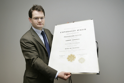 アインシュタインの博士号学位証、2700万円で落札