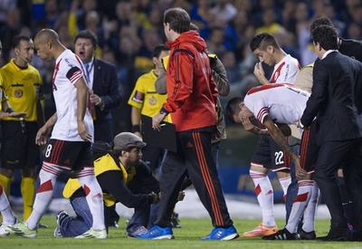 サポーターが相手選手に「有毒な液体」かける、試合は中止に アルゼンチン