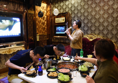 カラオケ文化はもはやオワコン？ 中国で激減するカラオケ店