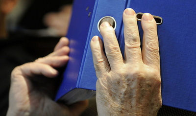 「恐怖の家」事件初公判、フリッツル被告は顔隠して出廷