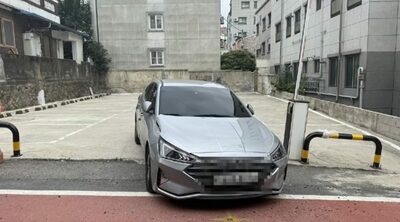 出勤妨害・駐車場ゲートを封鎖する謎の灰色車…ソウル市内で混乱発生