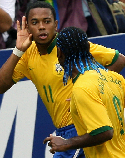 ブラジル ロビーニョのハットトリックでチリ下す