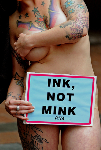 「毛皮より入れ墨を」、PETA支持のモデルが裸で抗議 オーストラリア