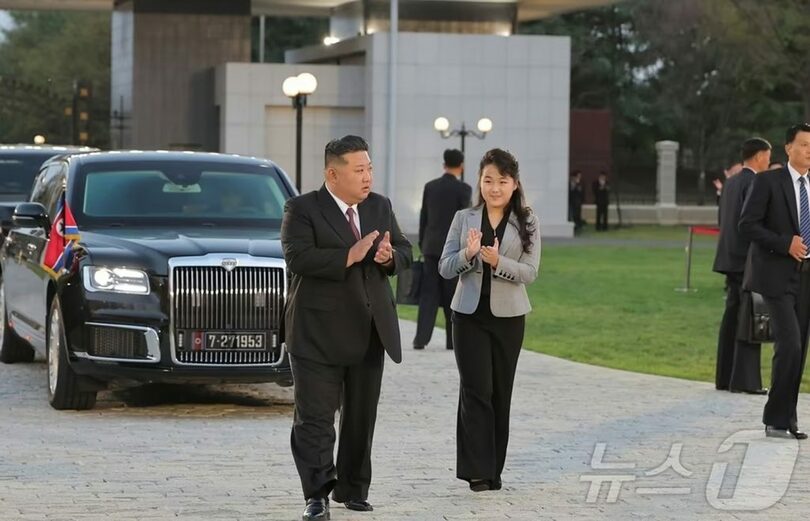 キム・ジョンウン（金正恩）朝鮮労働党総書記と娘＝労働新聞(c)news1