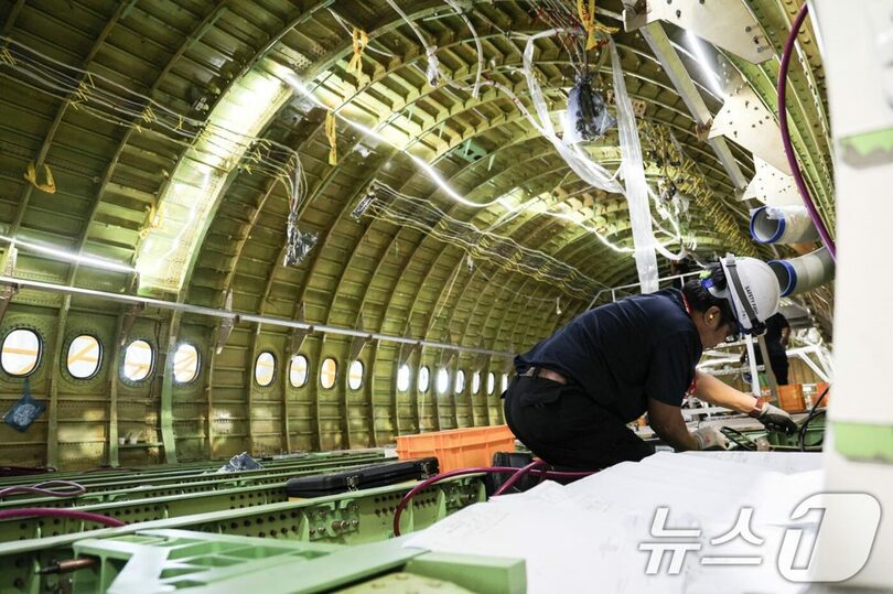 貨物機への改造が進むボーイング777＝仁川国際空港公社提供 (c)news1