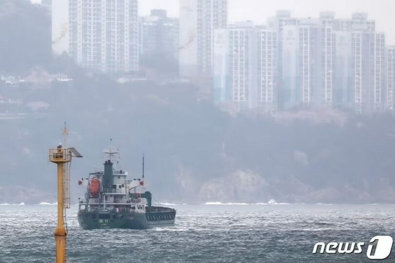 対北朝鮮制裁違反への関与が疑われる3000トン級貨物船「DEYI号」 (c)news1