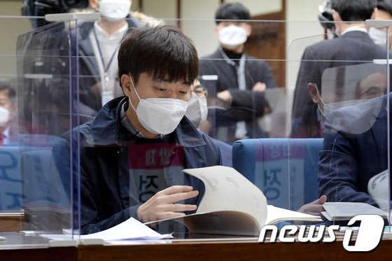 資料を読む「国民の力」のイ・ジュンソク（李俊錫）代表(c)news1