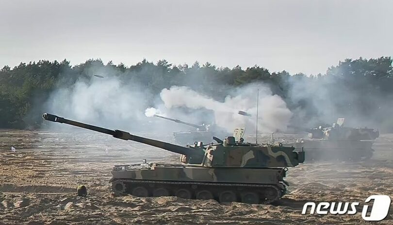 ポーランド・トルンの射撃場で砲弾を発射する韓国製K9自走砲＝2023年2月24日(c)news1