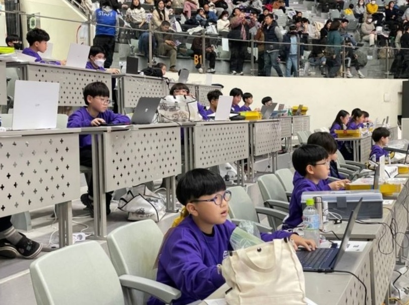 G-PRCでコーディング大会に参加した小学生の子ども(c)MONEYTODAY