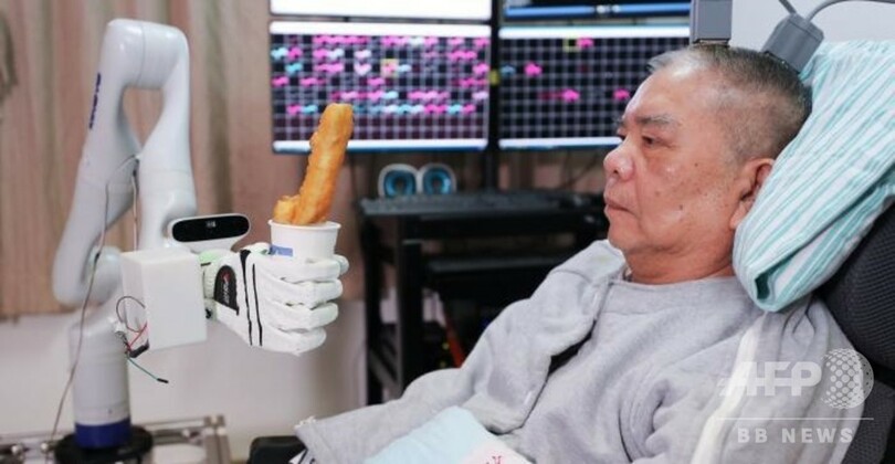 四肢麻痺の72歳の患者、「念力」でコーラを飲み麻雀を打つ 中国初