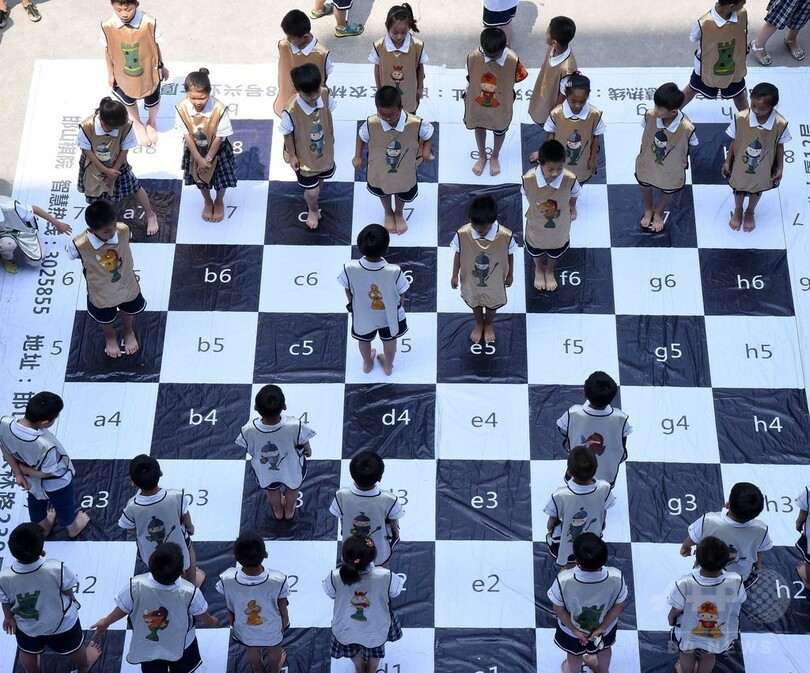 巨大ボードで「生きた」チェス、小学生32人が挑戦 中国