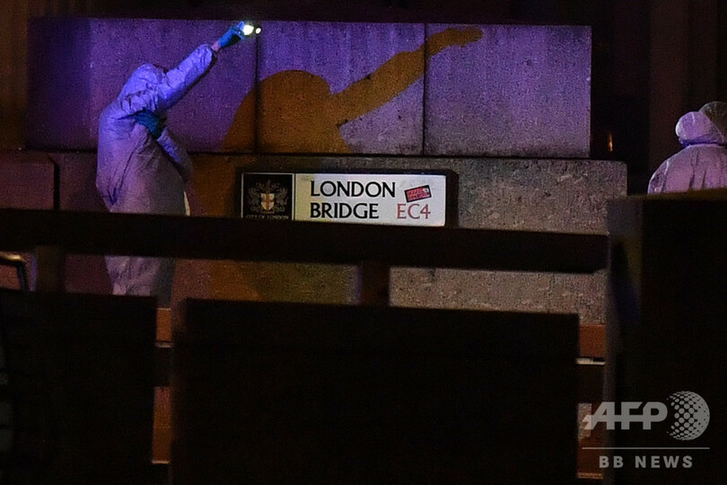 ロンドン刃物襲撃事件、容疑者取り押さえた市民らに称賛集まる