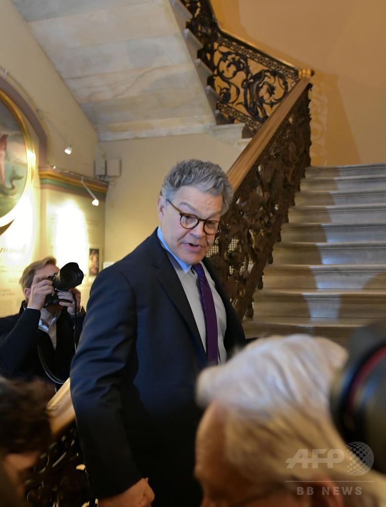 フランケン上院議員、セクハラ問題で辞職 米民主党で2人目