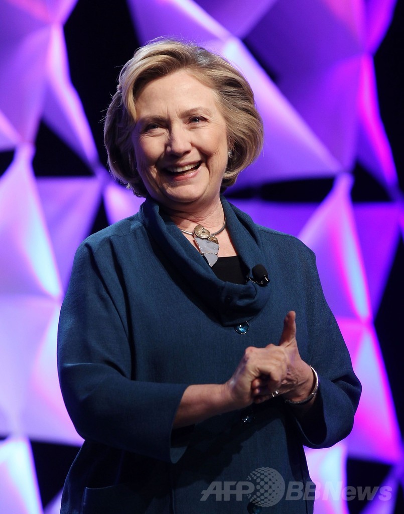 クリントン前国務長官、靴投げられるも笑い飛ばす