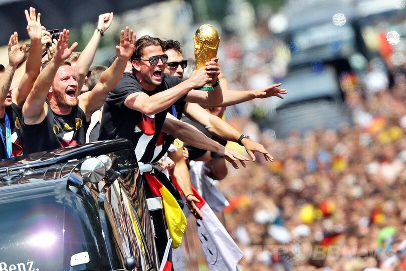 ドイツ代表チームが帰国、優勝パレードに25万人のファン