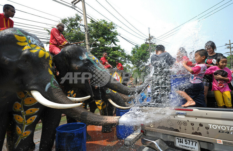 タイで旧正月祝う水かけ祭り、ソンクラーン