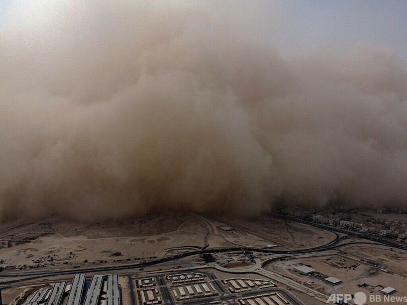 街をのみ込む砂嵐 クウェート