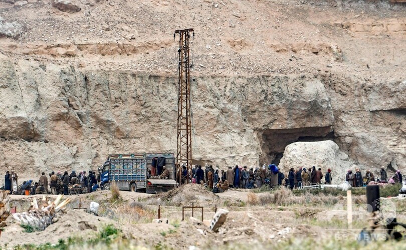 IS戦闘員らが続々投降、「カリフ制国家」壊滅後 シリア東部