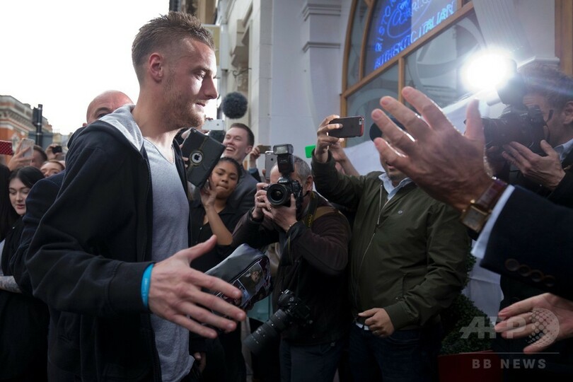 リーグ制覇のレスターがランチ祝勝会、岡崎やラニエリ監督ら参加