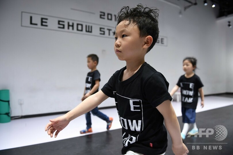 急成長する中国の子どもモデル業界、長時間労働や虐待の指摘も