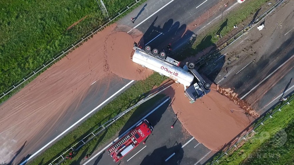 高速道路に12トンのチョコ ポーランドでタンクローリー事故 写真1枚 国際ニュース Afpbb News