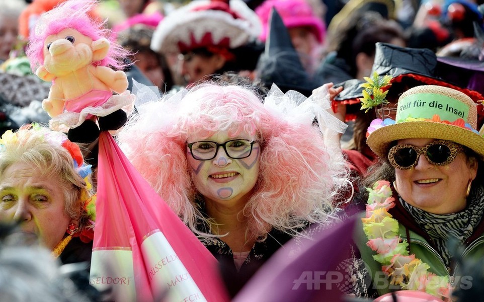 ドイツで「女性のカーニバル」、シーズン幕開け華々しく祝う