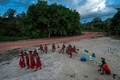 ブラジル・アマパ州の先住民ワイアピの保護区で行われた、村の守護神のアナコンダの祭りで笛を吹きながら踊る男性たち（2017年10月14日撮影）。(c)AFP/Apu Gomes