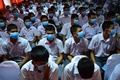 タイ南部ナラティワット県で、学校当局から寄付されたマスクを着用して式典に出席した学生たち（2020年3月17日撮影）。(c)Madaree TOHLALA / AFP