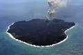 噴煙をあげる小笠原諸島・西之島。海上保安庁撮影、提供（2015年3月25日撮影）。(c)AFP/JAPAN COAST GUARD