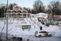 スウェーデンのフルビック動物園の正門付近に停車する警備会社の車両（2022年12月15日撮影）。(c)Fredrik SANDBERG / TT News Agency / AFP