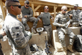 イラク駐留米軍の都市部からの撤退を目前に控えたイラク各地の様子。写真は、バクバ（Baquba）で最後の巡回警備に向かう米軍兵士ら（2009年6月29日撮影）。(c)AFP/AHMAD AL-RUBAYE