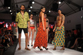 インド・ムンバイ（Mumbai）で開催されたインド・リゾートウェア・ファッションウィーク（India Resort wear Fashion Week、IRFW）で発表されたPETA (SINES) Mapxencarsの新作コレクション（2013年12月13日撮影）。（c）AFP/STR