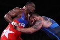 東京五輪、レスリング男子グレコローマンスタイル130キロ級決勝。試合に臨むキューバのミハイン・ロペスヌニェス（左）とジョージアのイアコビ・カジャイア（2021年8月2日撮影）。(c)Jack GUEZ / AFP