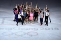 平昌冬季五輪、フィギュアスケートのエキシビションで演技を披露する選手たち（2018年2月25日撮影）。(c)AFP/ARIS MESSINIS