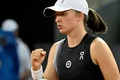 テニス、マドリード・オープン、女子シングルス2回戦。ガッツポーズを見せるイガ・シフィオンテク（2023年4月28日撮影）。(c)OSCAR DEL POZO / AFP
