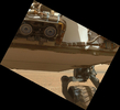 米航空宇宙局（NASA）の火星探査車キュリオシティー（Curiosity）は8日、火星拡大鏡撮像装置（MAHLI）が防塵（じん）カバーを外した状態での撮影を行った。

写真は火星時間の探査34日目（Sol 34）に当たる9月9日、キュリオシティーのアーム部分に取り付けられたMAHLIが撮影した、探査車の前面下部と底部の画像。前面に取り付けられた「Hazard-Avoidance Camera（危険回避カメラ、Hazcam）」も写っている。

MAHLIの主要な目的は、ゲール・クレーター（Gale Crater）内の石や土壌の解像の高い接写画像を撮影することだが、MAHLIのフォーカス範囲は2.1センチの近距離から無限大までと広く、探査車自体をさまざまな角度から捉えるなど汎用性がある（2012年9月9日撮影）。(c)AFP/NASA/JPL-Caltech/Malin Space Science Systems